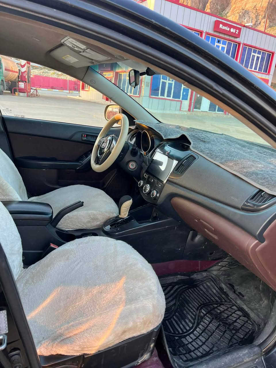 کیا سیراتۆ ٢٠١٠
ساخ ساخ بدون رقم 
گێرو مەکینەو تەبرید بەشەرتە
دەعم و لێدراوی بەشەرتە ماڵی دۆستە
ویل کرۆم و جام کارەبا و گزۆز بچوک شاسە ئایپاد
بۆیاخ سێ چوار پارچە بۆیاخە بە حیزام دەفرۆشم
سەقفی وەک شوشەیە
نرخی ٥٠ گەڵا و مجال
شوێن رانیە
*********** رانية, السليمانية
