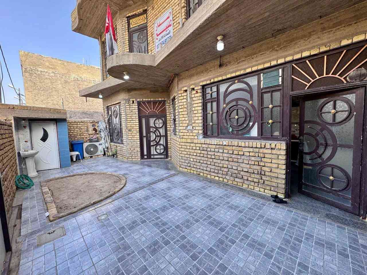 بيت للبيع مساحة 200متر مربع طابقين خاجية شارع 40 قرب أفران العراق طابقين سعر 250 مليون وبي مجال رقم الاتصال ***********
***********
