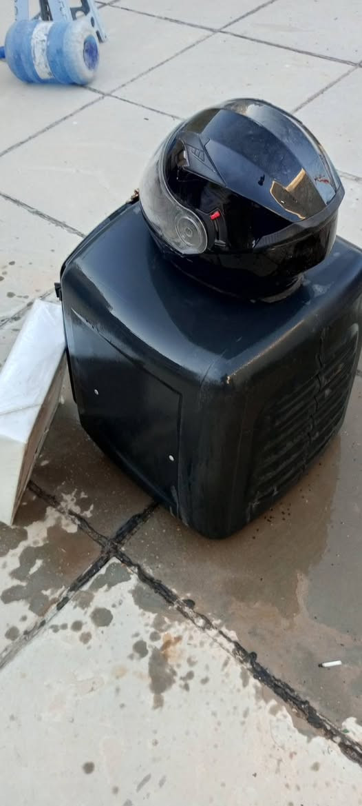 السلام عليكم صندوك دلفري للبيع كامل هوة وتجوه وخوذة وراسطة مال دبلات امامية مال ايراني حربي اتصل عل رقم ***********
