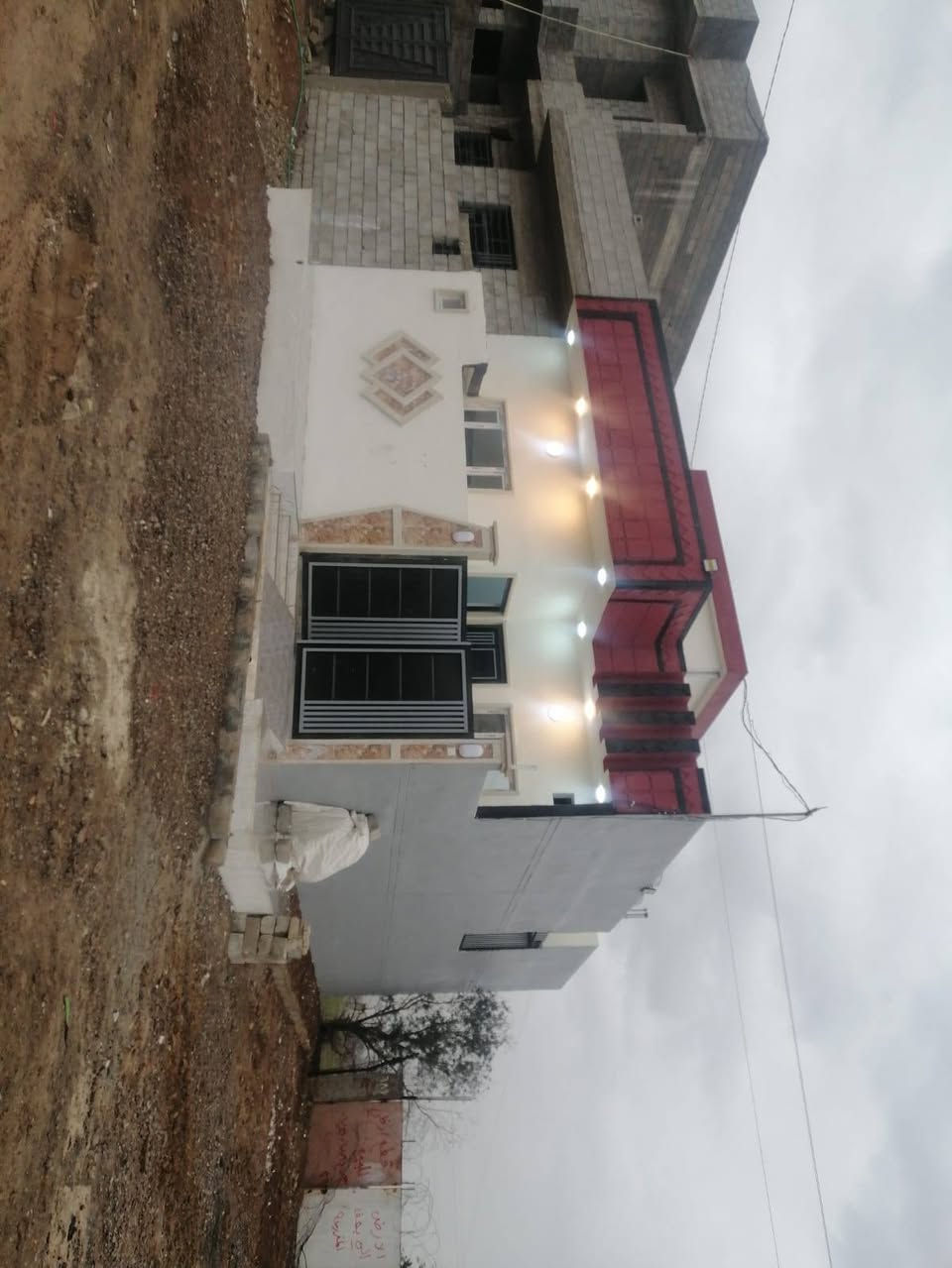 بيت للبيع 100متر مربع غرفتين نوم واستقبال ومطبخ البيت فول واحد على واحد أساس بادلو المدرسة الصينيه 
ماء كهرب البيت رقم واحد وصل بلديه طريق دهوك القديم 
سعر البيت 44 مليون وبي مجال 
***********
***********
