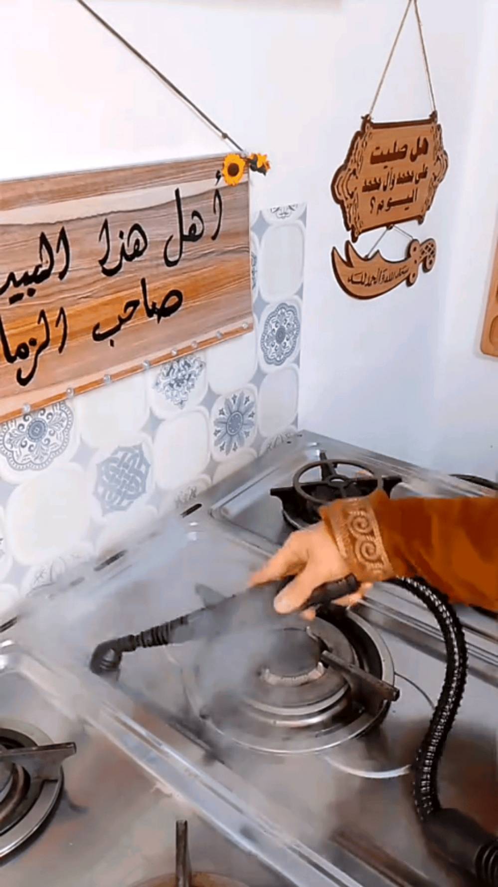 منظف بخاري محمول RAF R.1028 بقوة 1000 واط – 10 ملحقات متعددة

الاستخدامات

تنظيف وتعقيم الأرضيات، السيراميك، والرخام.

إزالة الدهون المتراكمة عن أسطح المطبخ والفرن.

تنظيف الزجاج والمرايا والنوافذ بدون مواد كيميائية.

تعقيم الحمامات والحنفيات والفواصل بين البلاط.

تنظيف الأرائك، الستائر، والمفروشات بالقماش المخصص.

إزالة الأوساخ من زوايا ضيقة يصعب الوصول إليها.

تعقيم لعب الأطفال وبعض الأسطح الصلبة بالبخار.

المميزات

قدرة كهربائية: 1000 واط لأداء قوي وسريع.

سعة خزان الماء: 350 مل.

درجة حرارة البخار: حتى 100° مئوية.

ضغط بخار أقصى: 3 بار.

معدل تدفق البخار: 25–30 غرامدقيقة.

زمن التسخين: تقريباً 3 دقائق.

تشغيل على كهرباء: 220–240 فولت | 5060 هرتز.

نظام أمان بغطاء محكم وصمام حماية للضغط.

تصميم محمول وخفيف الوزن وسهل الاستخدام.

سلك طويل بطول 250 سم لحرية حركة أكبر.

يعمل بدون الحاجة إلى مواد تنظيف كيميائية.

10 ملحقات مختلفة لتعدد الاستخدامات.

محتويات الصندوق

الجهاز الرئيسي RAF R.1028.

خرطوم مرن.

رأس بخار مستقيم.

رأس بخار منحني.

فرشاة دائرية.

قطعة تنظيف زجاج.

قاعدة مسطحة مع قماش تنظيف.

كوب قياس.

قمع تعبئة.

حلقات مطاط احتياطية.

الملاحظات

لا يُفتح غطاء الخزان أثناء التشغيل أو قبل تفريغ الضغط.

يُستخدم ماء عادي فقط داخل الخزان.

يُنتظر حتى يبرد الجهاز قبل إعادة التعبئة.

يُفصل الجهاز عن الكهرباء بعد الانتهاء من الاستخدام.

يُحفظ بعيداً عن متناول الأطفال.