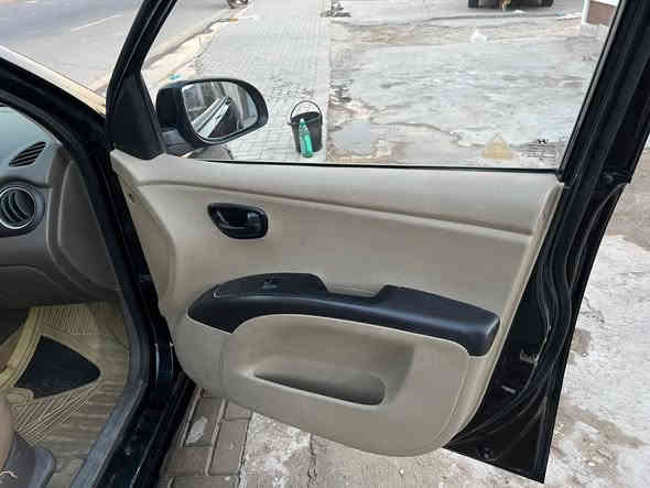 هونداي i10 موديل 2015 ماشيه 56الف كيلو مكفولة كفالة عامة كير و المحرك متر سياره جديده من كل النواحي استعمال جدا بسيط وممتعوبه عنوانها بغداد السعر 85 وبيه مجال قليل

للاستفسار رقم الهاتف  ‭ ‭***********
