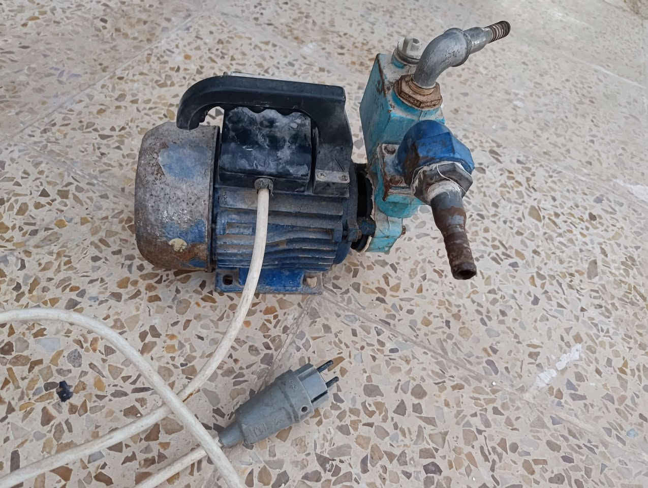 ماطور مبردة عدد ٢ حجم اثنين ونص اصليات شرط علبلاد ما ملفوف مع ٢ واتر بم مع ماطور مي شرط ما ملفوف مع ٢ كشر مبردة حجم اثنين ونص واحد نظيف والخ وسط  سعر  كلهن ١٤٥ الف   العنوان كركوك الحي العسكري الزراعي رقم الموبايل ***********
