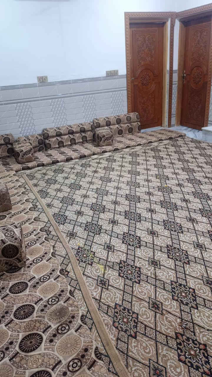 السلام عليكم بيت بمساحه 200 يتكون من استقبال كبير مع صاله مع غرفتين نوم مع حمامات داخليه مع ترك الطابق الثاني ثلاث غرف قيد الانشاء مع كراج للسياره مع صحيات خارجيه بناء حديث كونكريت طابوق علما البيت مسحوب عليه قرض بسيط السعر 90 اوبي مجال بسيط الموقع قرب شارع ابو 30 يبعد 300 متر مقابيل ساحه تلفون ***********
