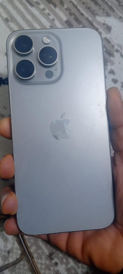 ايفون 15برو ماكس نضيف بطارية ٩٠ شرق اوسط دبل سيم كارت مامفتوح جهاز شراي يتصل***********كارتونه موجوده بس كارتونه ومطابق ذاكرة ٢٥٦
