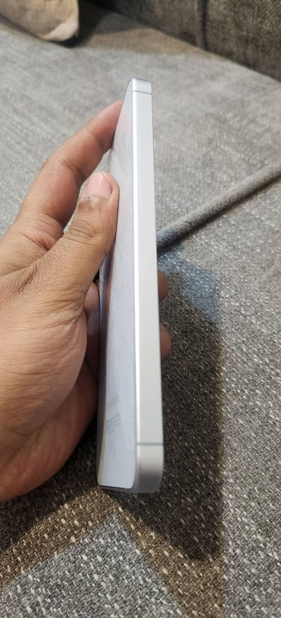 📱 للبيع: Samsung Galaxy S24 FE 512GB (نسخة الشرق الأوسط)
🔹 الحالة: نضيف حييل / نظيف جداً
🔹 السعة: 512GB
🔹 النسخة: شرق أوسط
🔹 الملاحظة: يوجد فطر في ضهر الجهاز (شعر خفيف/أثر بسيط) بالظهر فقط، غير مؤثر أبداً على الاستخدام أو الشكل العام بشكل ملحوظ.

✅ مواصفات الهاتف:
• شاشة Dynamic AMOLED 2X بحجم 6.7 إنچ
• دقة عالية + 120Hz سلاسة بالشاشة
• معالج قوي مناسب للألعاب والاستخدام الثقيل
• كاميرا رئيسية 50MP + تصوير ممتاز
• بطارية 4700mAh تدعم الشحن السريع
• مقاومة ماء وغبار IP68
• يدعم 5G
• سماعات ستيريو وصوت قوي
• تحديثات طويلة من سامسونگ

📦 الهاتف نظيف والاستعمال خفيف
💯 مناسب للاستخدام اليومي، التصوير، الألعاب والشغل

📩 للاستفسار أو السعر خاص


**إذا كنت صاحب هذا الإعلان وتريد حذفه لأي سبب، رجاءا أرسل رسالة إلى الدعم الفني**