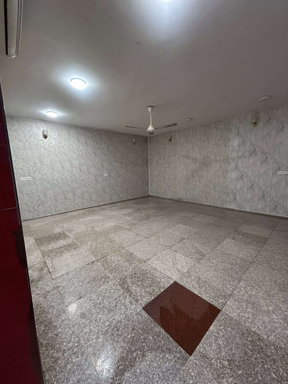 للايجار دار جديد 
الموقع القادسية حي الضباط مقابل مدرسة الغفران 
يحتوي على خمس  غرف نوم  وكل غرفة تحتوي سبلت وثلاث حمامات وصالة واستقبال ومطبخ مجهز بكاونترات  تركي وكراج 
المساحة 250 م
للاستفسار ***********
