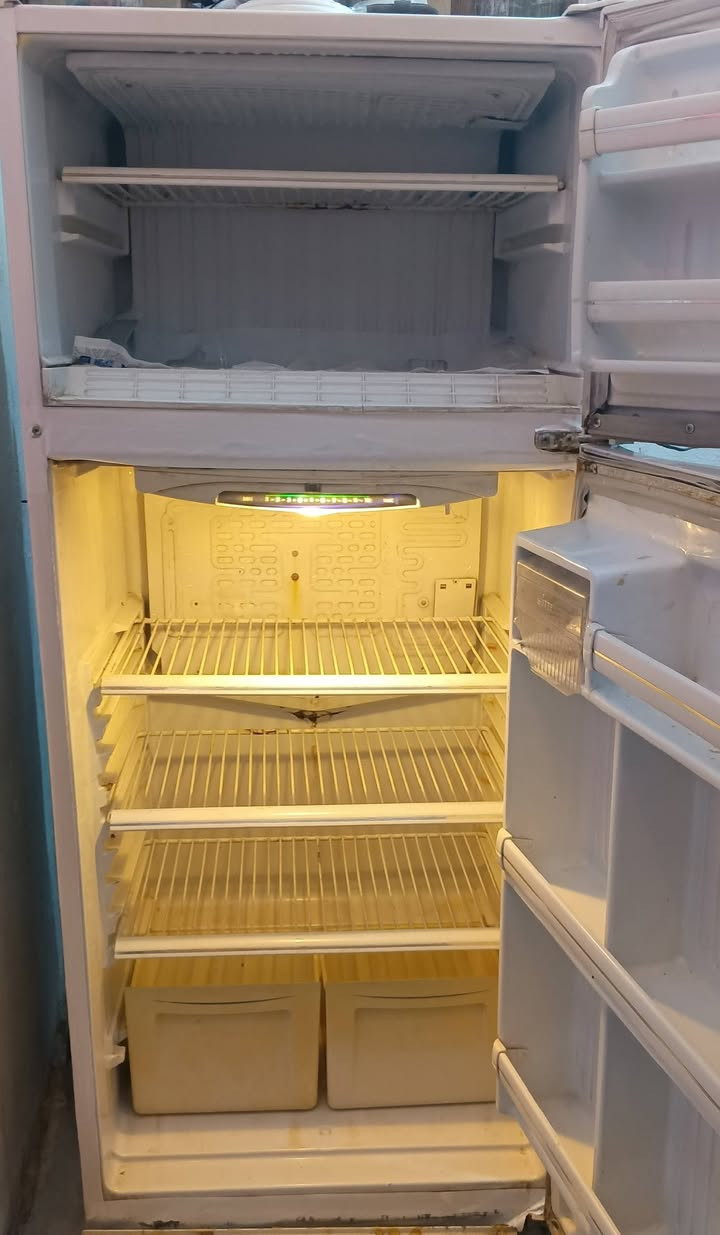 ثلاجه للبيع نوع كوركوت الأصلية باب الأول سعر 180 رقم الموبايل ***********
