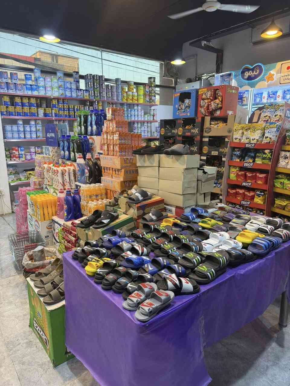 سلام عليكم 
مول للبيع مساحه 200 متر طابقين والثالث مسقف مخزن 

بيه مولده 100 كيفي كااتم خاصه بيه 

المول موثث بلكامل. اوقديم معروف 

الطابق الاول غذاىيه متكامل كلشي متوفر بيه يعتبر سنتر 

الطابق الثاني 
منزليه كوزمتك هديا. العااب احذيه. ملابس داخليه كلشي متوفر. 

عنوانه. النجف حي الميلاد سايدين ميلاد فااو 

سعره 110 مليون اليعجبه يتصل ***********
