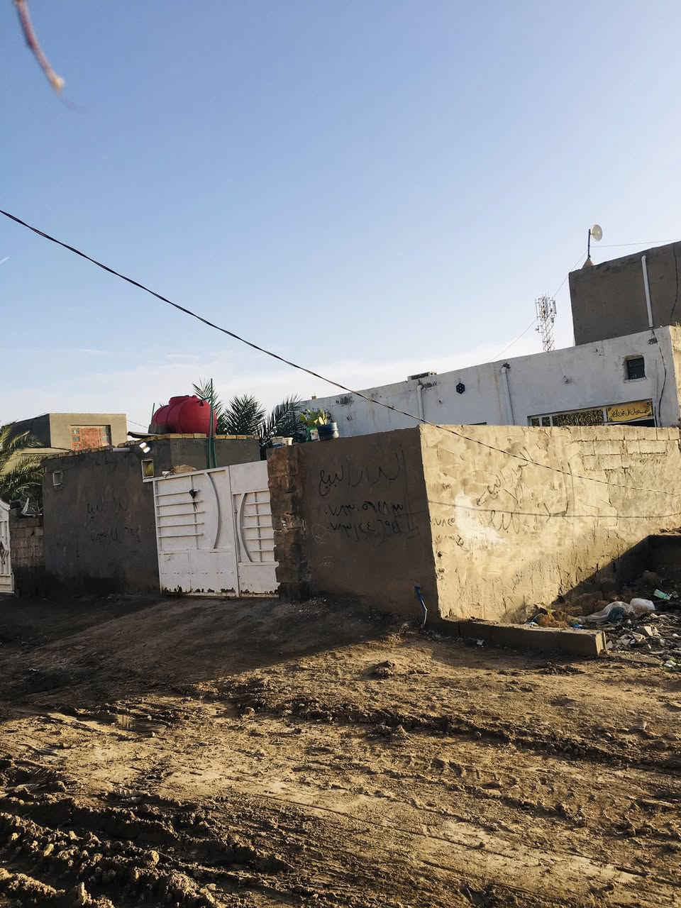 سلام عليكم بيت للبيع بحي جوده مقابيل حي الصناعي متكون من عرفتين وصاله وستقبال وصحيات خارج مساحه ٢٥٠ سكف عكاده الاتصال ***********
