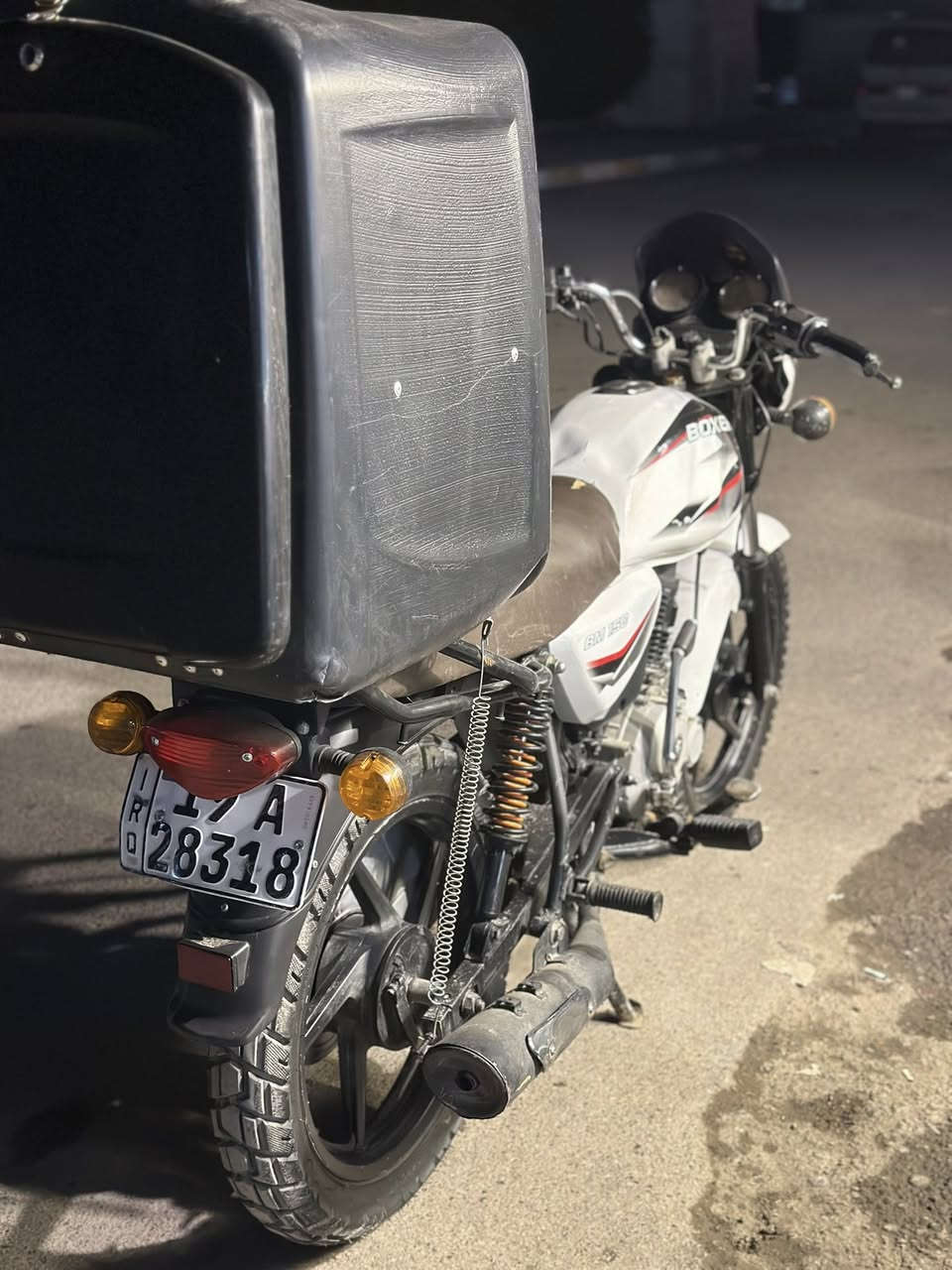 السلام عليكم بوكسر كلاسك مديل 2023 
مجفته تجفيت جديد صار شهرين بس كامت دخن من وره الولفات بيه خيط دخان مينشاف 
تخم تاير جديد اشاير جديد شفقه دشبول جديده بنزات جديد تجفيت عام جديد ماعده الكور اضمنه سنويه جديده رقمين بيه طعجه بل تانكي امانه الله ورسوله ما اشتغل بيه ولا متعبه خاله جواي اطلع بيه مره مرتين بل يوم السعر المطلوب مليونين وبيه مجال  بيك خير ودلل 2000/000 ر***********
