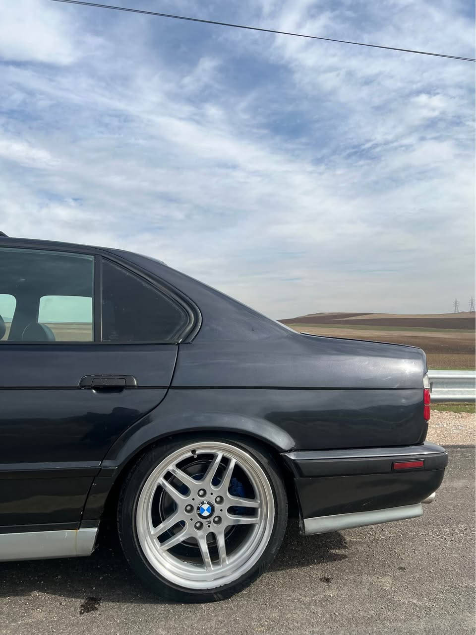 بی ام ٥٢٥ مودئل ١٩٩٢  فول مواصفات مکینە ٢٥ گئر توماتیک ٦نمرە دوگمەی S E بەشەرت سلایت کوشن ٦پارچە و ٦ کەلەشە جلد ناو رەش فورمیکە تبرید و هیتەر بەشەرت ٤ جام کارەبای دەبل جکمجە گئج عەلقە لایت عەلقە دعامیات M باش و پئش ویل و تایە جدید 2 سایز M18 گئر و مکینە و اکسل بە شەرت وکالە بە ناو خومە تحویلی بە شەرت غرامەش جند لە سەری بیت دوای معاملە لوت دەگەرینمەوە  ژمارەی موبایل واتساب و ڤایبەریشی لە سەرە *********** دهوك, العراق
