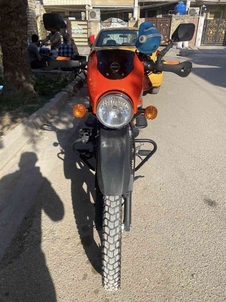 سلام عليكم 
دايوان 2023 رقم بغداد
نازلة 2025 شهر ال4
الدراجة جديدة 
مكينه وكير شرط برغي ممفتوح
الدراجة مشت 3 الاف ونكطع القمجي هسه ماشيه فوك ال20 الف تقريباً
مكاني الشعب شارع الاسواق المركزية
السعر 2450 وبيها مجال ان شاءالله 
***********
