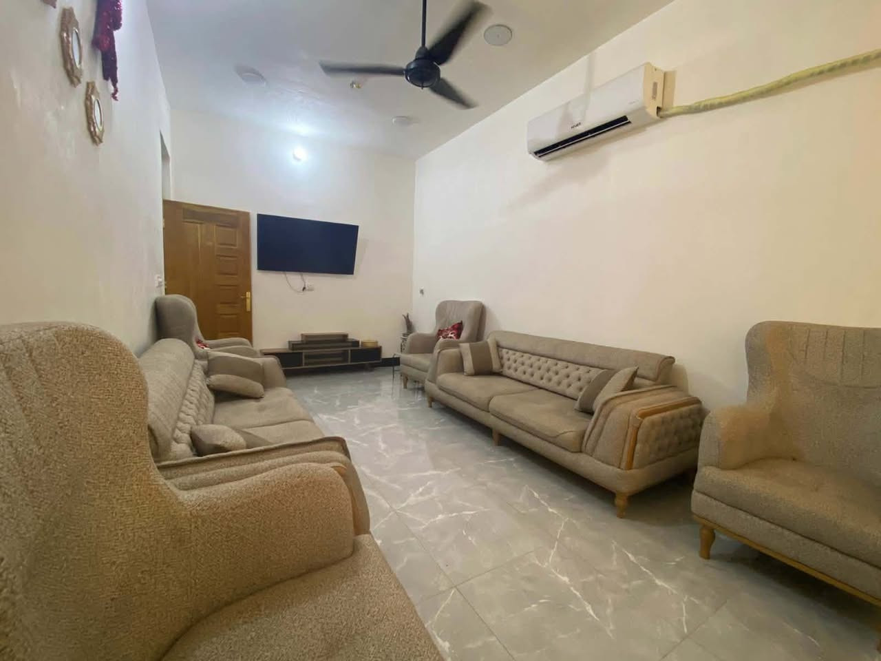 دار للبيع 150 متر
المحمودية حي السلام 
واجهة6 نزال 25 
يحتوي على 2 غرف نوم و صحيات 2 و مطبخ و استقبال و هول للاستفسار تواصل خاص او الاتصال على الارقام
***********-***********
