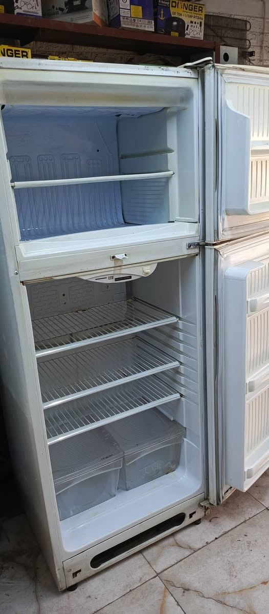 ثلاجات للبيع سعر الثلاجه 150عنوان الشعب رقم الهاتف ***********
