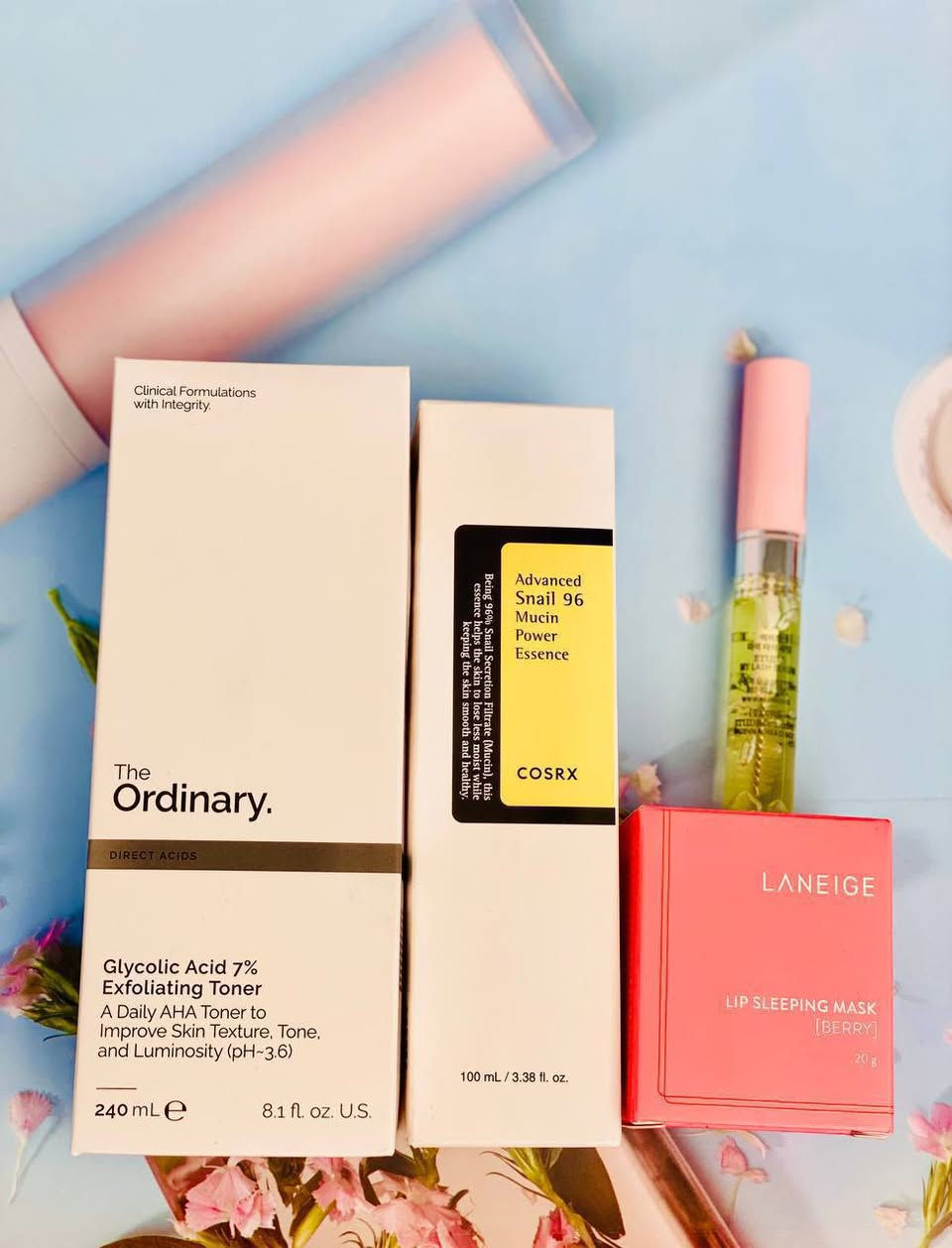 باكج العناية المتكامل – إشراقة وترطيب متكاملة لجميع أنواع البشرة 
باكج العناية هذا مصمم خصيصاً لتلبية كل احتياجات البشرة من تنظيف، تقشير، ترطيب، وحتى العناية بالشفاه والرموش. 

💛 تفتيح وتقشير البشرة – The Ordinary Glycolic Acid 7% (كندا 🇨🇦)
هذا التونر يقوم بتقشير الخلايا الميتة بلطف، تنظيف المسام بعمق، ويساعد على توحيد لون البشرة ومنحها إشراقة طبيعية. استخدامه المنتظم يقلل من البقع الداكنة ويترك البشرة ناعمة ونضرة.

🐌 ترطيب وتجديد البشرة – COSRX Snail 96 Mucin Power Essence (كوريا 🇰🇷)
اسنس الحلزون يغذي البشرة ويعزز ترطيبها العميق، يصلح آثار الحبوب ويمنح البشرة ملمساً ناعماً وممتلئاً. المنتج مثالي للبشرة الجافة والحساسة، ويترك إحساساً بالراحة طوال اليوم.

💗 ترطيب وتنعيم الشفايف – LANEIGE Lip Sleeping Mask – Berry (كوريا 🇰🇷)
ماسـك الشفايف الليلي يرطب الشفايف بعمق، يعالج التشققات، ويجعلها وردية وناعمة عند الاستيقاظ. مناسب لجميع الفصول ويضيف لمسة نعومة ساحرة للشفاه.

🌸 تقوية وتكثيف الرموش – ETUDE My Lash Serum (كوريا 🇰🇷)
سيروم الرموش يغذي بصيلات الرموش، يقلل التساقط، ويساعد على زيادة الطول والكثافة بشكل طبيعي. استخدامه اليومي يمنح رموشك مظهراً أكثر جمالاً وصحة.

منشأ المنتجات الكوري 🇰🇷الكندية 🇨🇦
سعر العرض 28 الف 
🚘يوجد خدمة توصيل لجميع محافظات العراق ٤ الاف🚘


**إذا كنت صاحب هذا الإعلان وتريد حذفه لأي سبب، رجاءا أرسل رسالة إلى الدعم الفني**