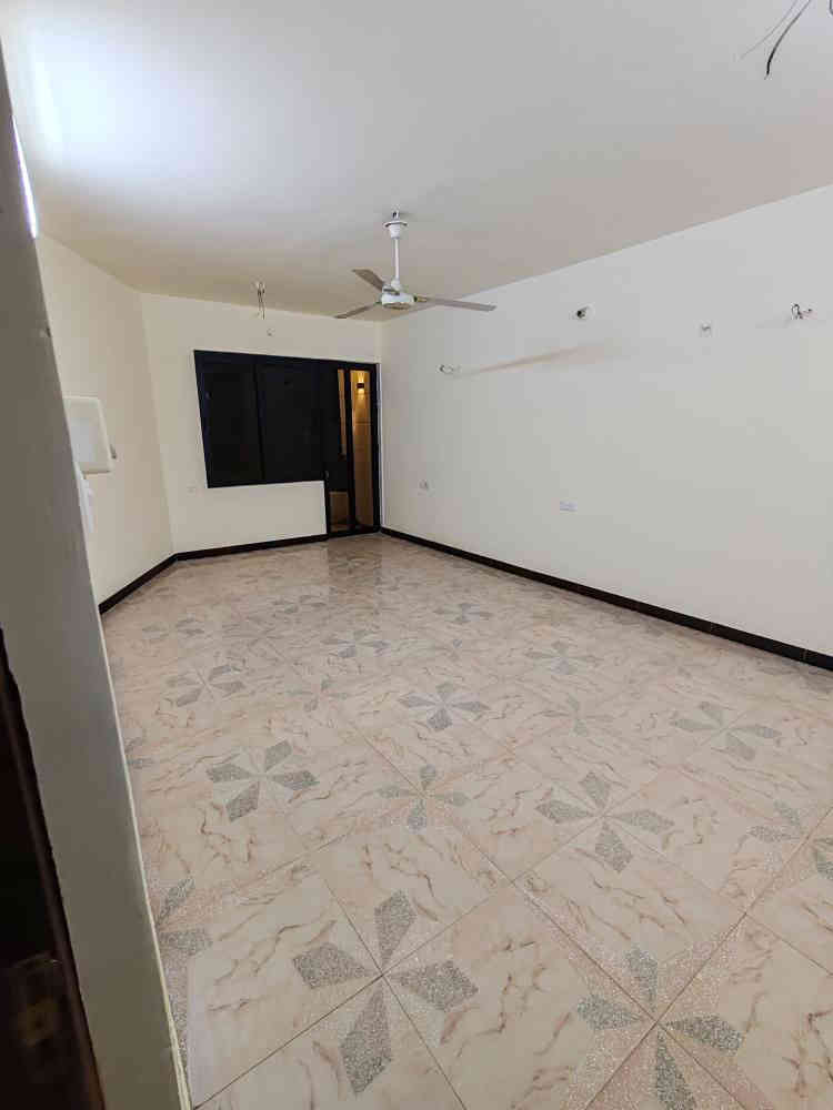 دار للبيع المساحه ١٢٥م واجه ٨.٥م الاعظمية قرب جامع الصديق شارع عريض مع رصيف قريب على جميع الخدمات يحتوي على أربع غرف نوم مع حمامين مع كراج السعر ٥٦٥مليون للاستفسار مكتب الشمم الهندسي للمقاولات والاستثمار العقاري *********** *********** بغداد
