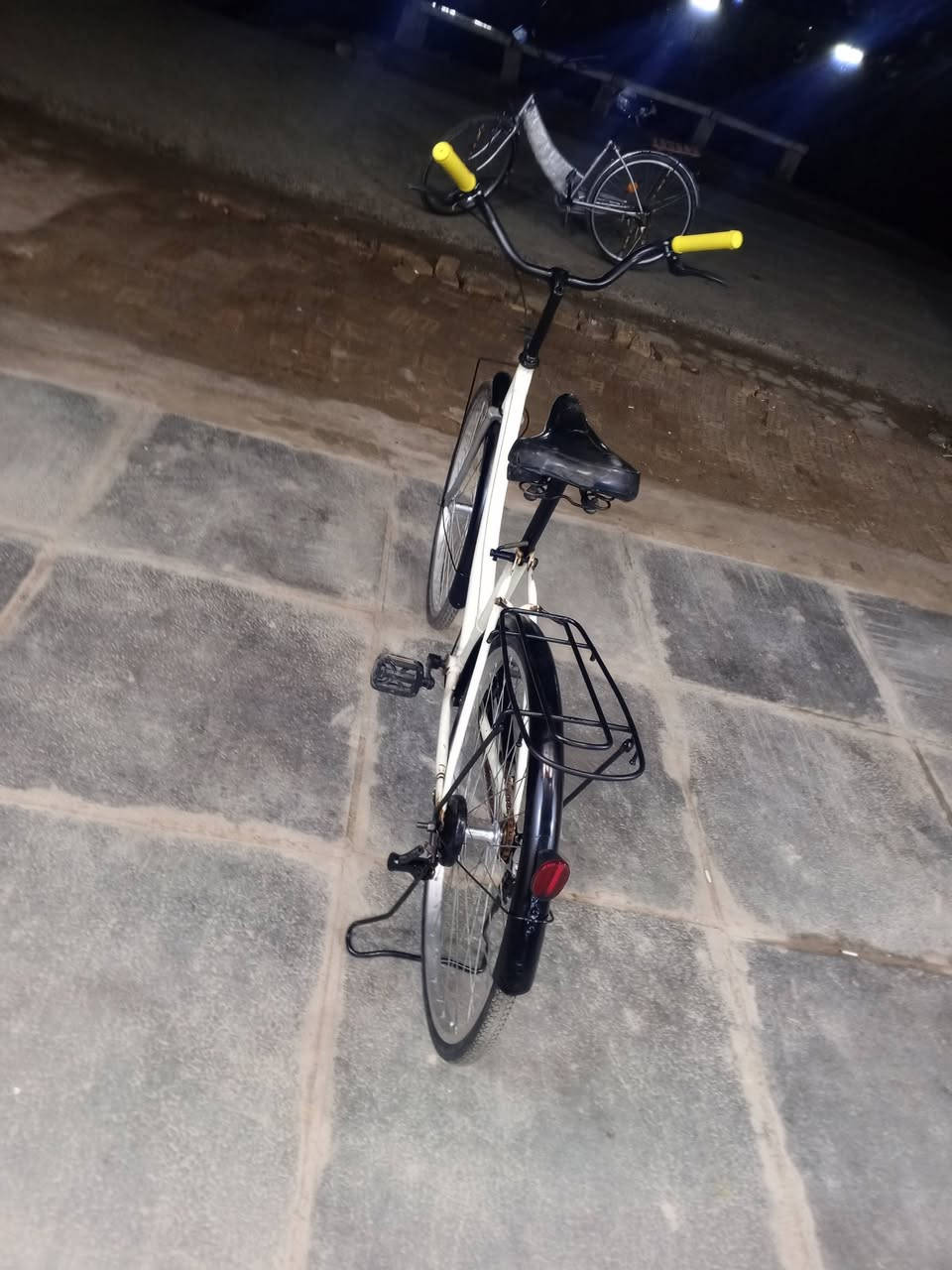 سلام عليكم باسكل للبيع العنوان بغداد تقاطع النهروان السعر اتصل الرقم *********** الشراي يتصل الماشة امبدلة هوة تلبيس يعني تجاري بس نضيف ابريك كامل نضيف جدا اتصل الرقم
