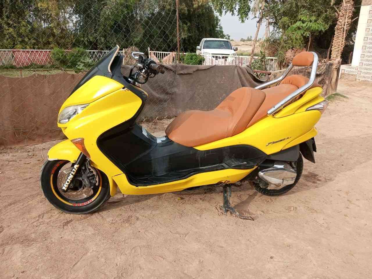 دراجه نضيفه للبيع وجاهزه من كلشي بصمه اوتوماتيك السعر 650 وبيه مجال بسيط رقمي *********** المكان عفك
