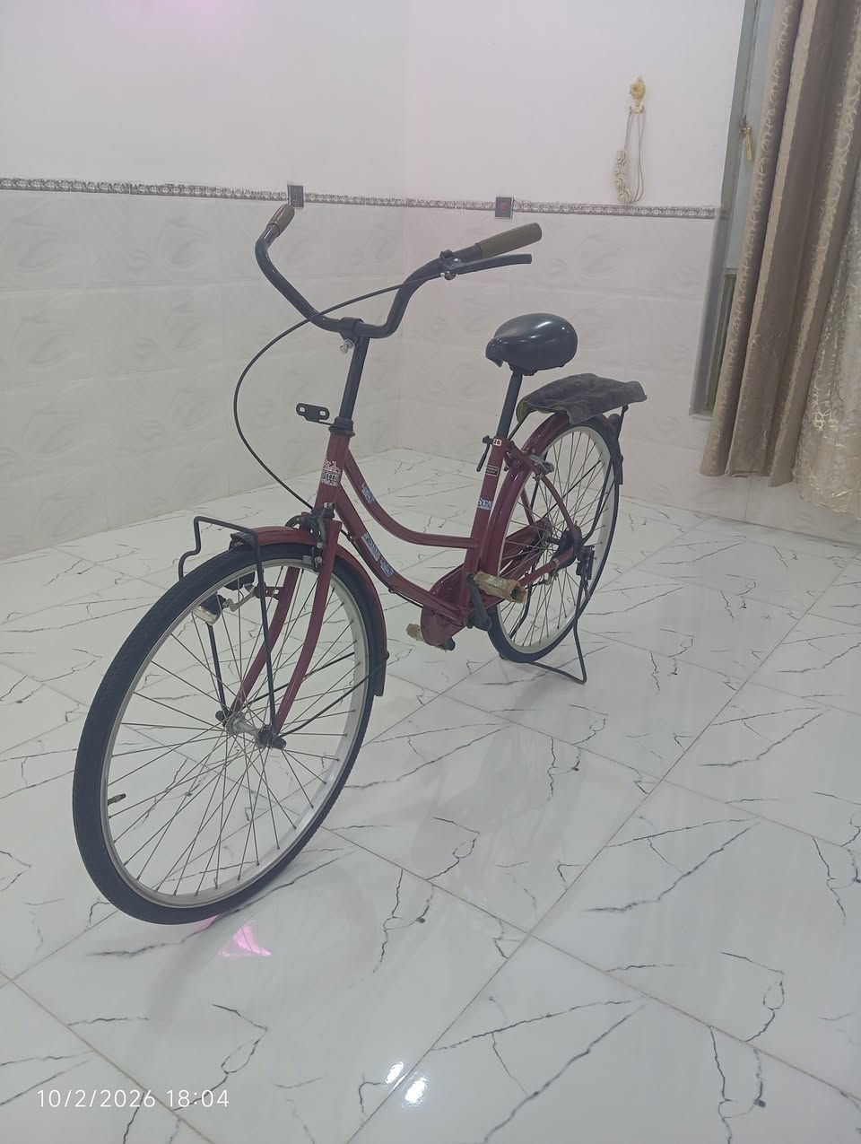 السلام عليكم بايسكل بناتي البيع الحجم 26باله حاويه غراض كامله ما  بي نقص ماصارلي هواي من أخذته السعر خاص ***********
