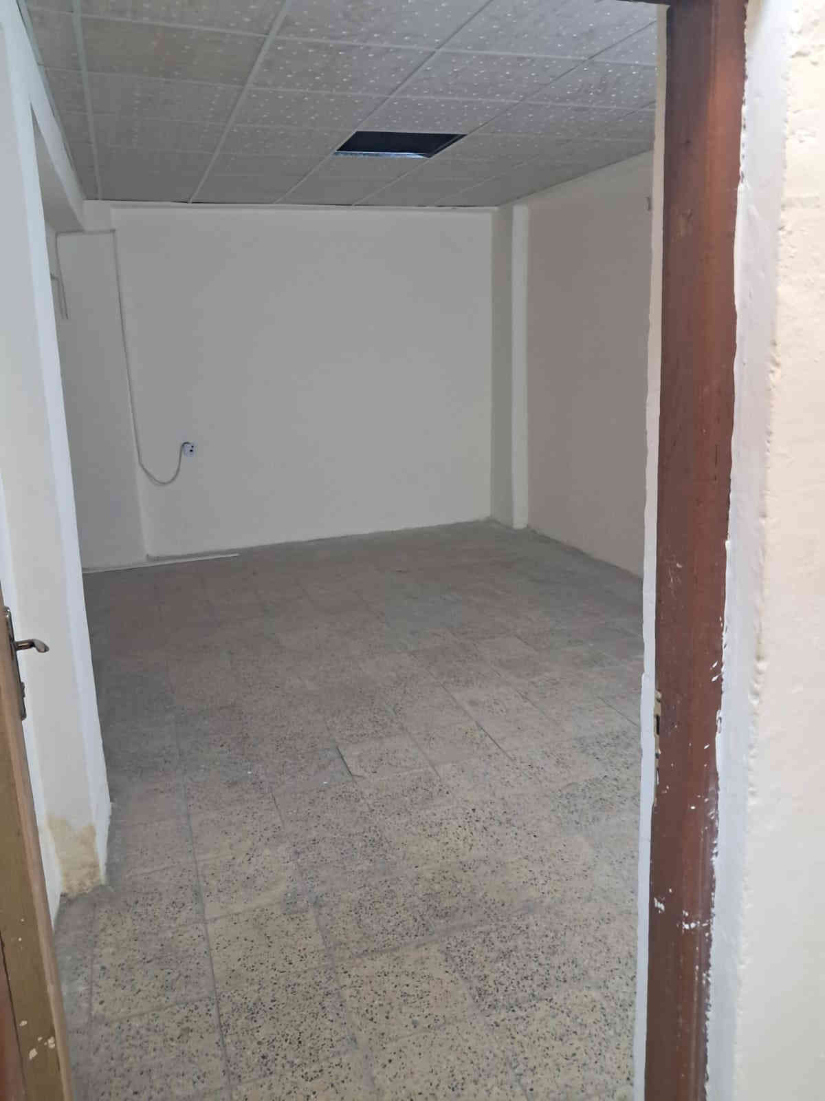 بنايه للايجار في الدورة ابو دشير الشارع العام  شقق تصلح مكاتب او عيادات او معهد تدريس طلاب غرف كبيره مع صحيات 
محل كبير للايجار بطول ٤×٢٠ للتواصل ***********
