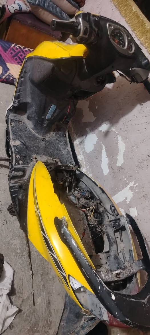 السلام عليكم
شاصي سكنس نثيه كامل من كلشي كهربائيات كلها شغاله وعقل
 نقصه بس مكينه
وعندي كابريترات العدد 4 بيهن 2 بلاديات واحد ما مصوره  
وكتف شحن بلادي
وفاكيوم
وبنز بريك خلفي
قيم واخذ بل يرضي الله رقمي *********** واتساب فقط مكاني بغداد الحبيبيه
