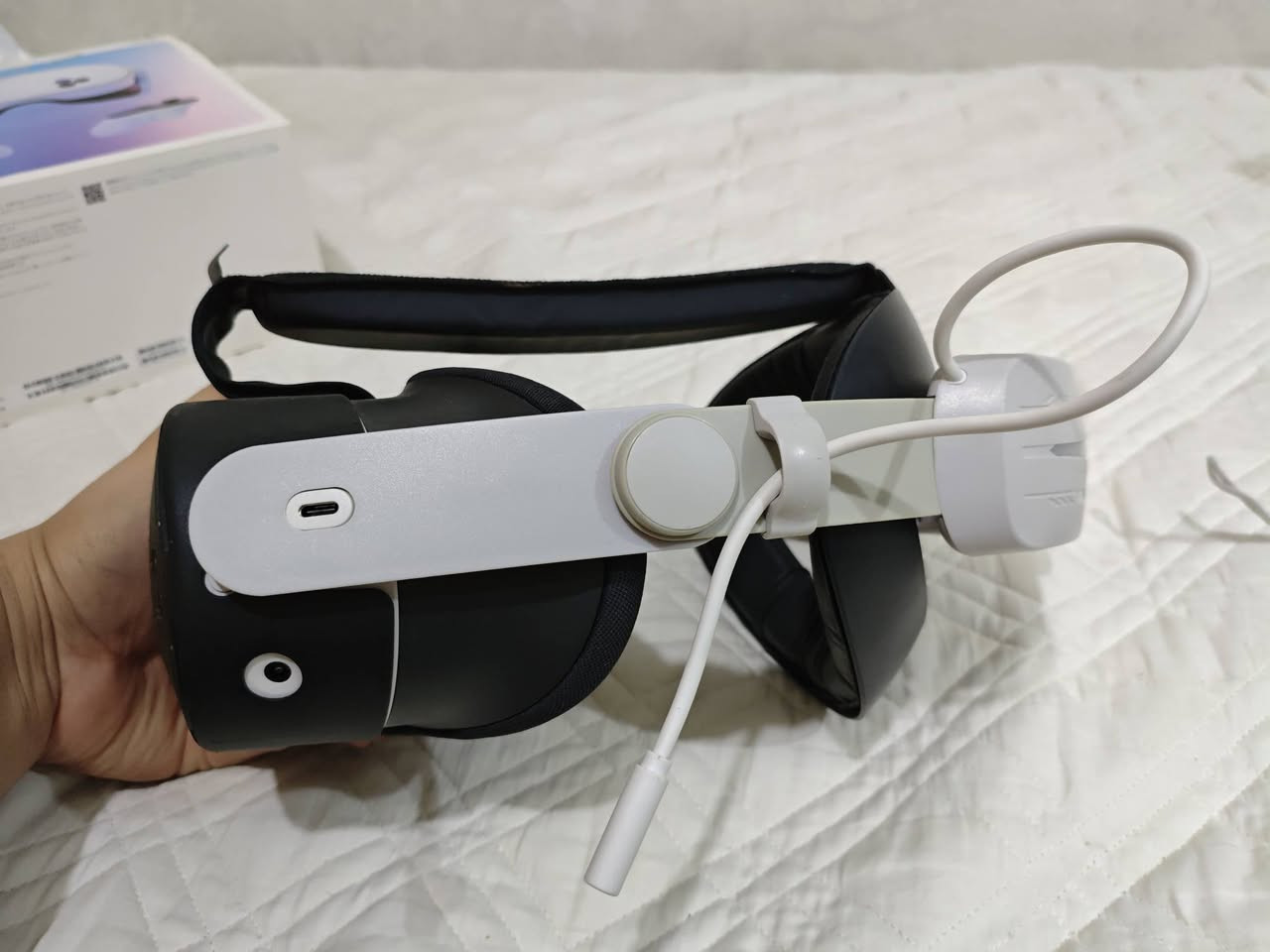 السلام عليكم
Quest 3s مستخدمه للبيع 
نظافه كامله ٩٩/١٠٠ غراض العلبه الملصقات غيرها كلشي موجود الجوستكات نظاف أعلى مساحه ١٢٨ + ستراب اضافي راحه أكثر وبنفس الوقت بطاريه بور بانك + عدسات حمايه + كفر اسود حمايه جوستكات ونضارة 
السعر المطلوب ٣٧٥ الف
 الخاص مالتي مفتوح توصيل موجود 🙏🏻🤍


**إذا كنت صاحب هذا الإعلان وتريد حذفه لأي سبب، رجاءا أرسل رسالة إلى الدعم الفني**