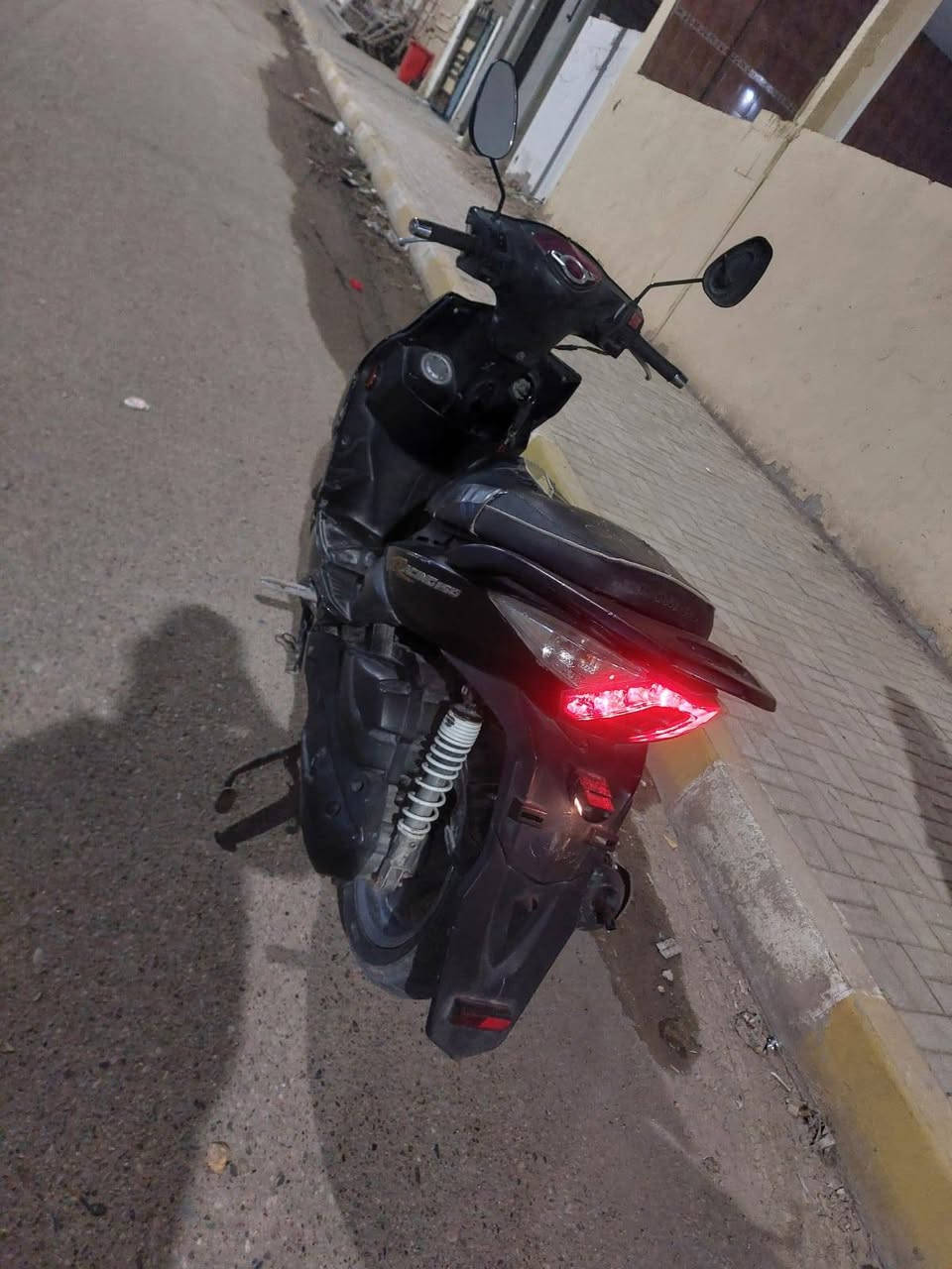 للبيع كايمكو رايسنك
ياباني مال باله رمبه
شغال كامل نكره سلف بكل وقت 
باتري جديد شديته 
المحرك صافي وناعم ونضيف 
ونشاط فوول شلعه ومعدل يخبل
بريكات امامي وخلفي شغالات 
دبلات4امامي وخلفي
لايت عالي ناصي وسكن
اشاير4امامي وخلفي كلهن شغالات
بك لايت وصطاب لايت شغال 
كهربائيات كاملات ما عدا الدشبول 

ماطور نضيف وكامل مال جناي 
السعر 350
شراي اتصل
هـ***********
العنوان الرمادي
