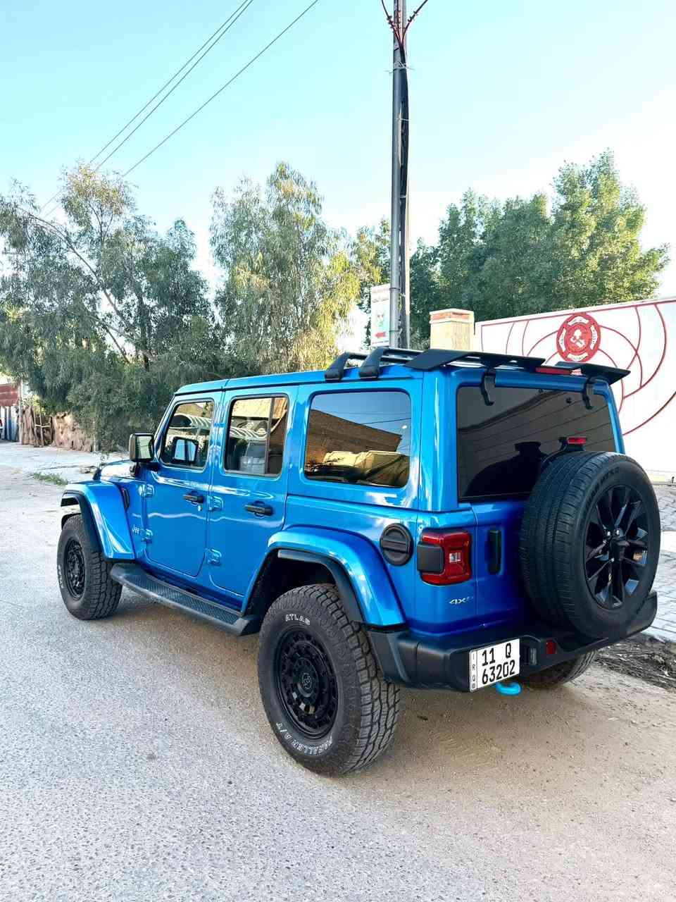 سلام عليكم
جيب رانكلر صحاري موديل ٢٠٢٤
فول مواصفات معروفه مواصفات الصحاري 
ثلاث انضمه تشغيل 
بانزين +هايبرد + شحن
محرك ٢٠٠٠ تيربو 
لون ازرق مميز دواخل جلد لون ازرق اني شتغلتهن حتى الدشبول شغل درجه اولا كلفني ١٠٠٠ دولار
ويل جبلي وتخم تاير جديد 
واضافة شوتة وتعديلات ع شكل الخارجي
بيها ضربه بالبنيد فقط و مبدل ومحدث ريبيكون 
بيها طخه خفيفه بل شاصي ومسحوب 
رقم بغداد ماشيه ٥٢ الف كيلو
سعرها ٢٣٥ وبيها مجال بسيط 
***********
