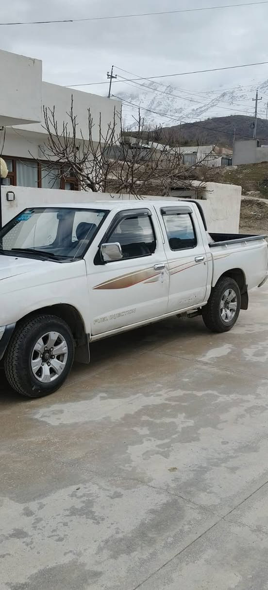 پیکاب نیسان مۆدێل 2000 مکینە کابریتە گێڕو مکینە و ئەکسل و توندو تۆڵی بەشەرت چوارتای لۆکی بۆ بەستراوە تەبرید و پاوەرە چوارجام کارەبایی ناوی لۆکە لێرداوی نیە...خوار هەموو بازاڕ بەتەتەحەداوە..شوێن قەزای چۆمان . سەنەوی کۆنەکانە
نرخی 45 محامەلە 
*********** رانية, السليمانية
