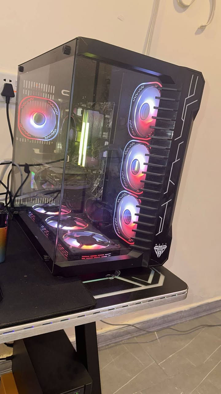 المعالج (CPU): AMD Ryzen 5 5500 (6 Cores / 12 Threads) أداء ممتاز وقوي مع الألعاب والبرامج.
كارت الشاشة (GPU): NVIDIA GeForce RTX 3060 12GB (نسخة الـ 12 جيجا الممتازة للمستقبل والألعاب الثقيلة).

​اللوحة الأم (Motherboard): ASUS B450 (لوحة قوية واعتمادية وتدعم التطوير).

​الذاكرة العشوائية (RAM): 16GB DDR4 SpeedLexar 3200MHz RGB (شكل مميز وأداء سريع جداً).

​التخزين السريع (SSD): Lexar M.2 NVMe 500GB (لإقلاع النظام والألعاب بلمح البصر).

​التخزين الإضافي (HDD): 1TB (مساحة كبيرة لتخزين الملفات والألعاب الإضافية).

​مزود الطاقة (Power Supply): MS 650W (باور كافي جداً ومستقر للتجميعة).

​الكيس (Case): كيس جيمنج مميز يحتوي على 7 مراوح RGB لضمان أفضل تبريد وشكل جمالي رهيب.

المعالج (CPU): AMD Ryzen 5 5500 (6 Cores / 12 Threads) أداء ممتاز وقوي مع الألعاب والبرامج.


**إذا كنت صاحب هذا الإعلان وتريد حذفه لأي سبب، رجاءا أرسل رسالة إلى الدعم الفني**