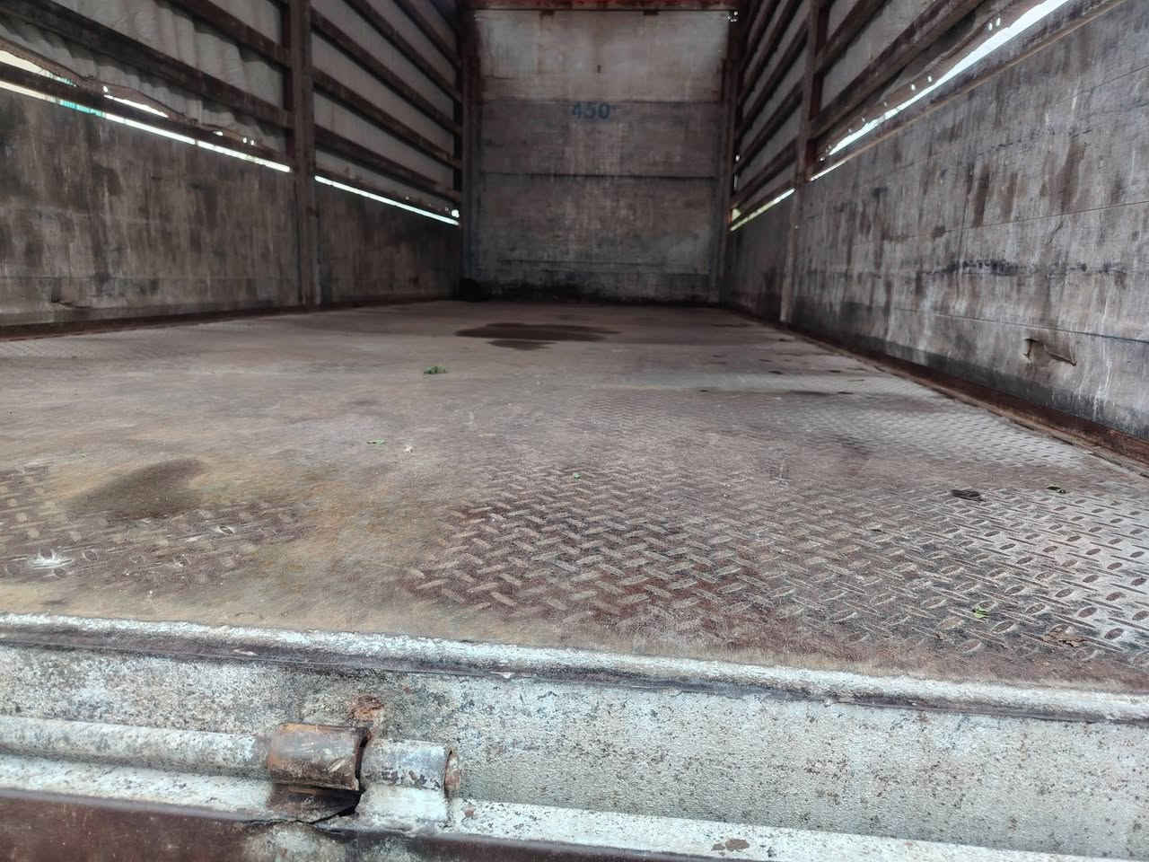 السلام عليكم بدي للبيع الطول 47 العلو ثلاث مترات ارضيه حديد گجر***********
