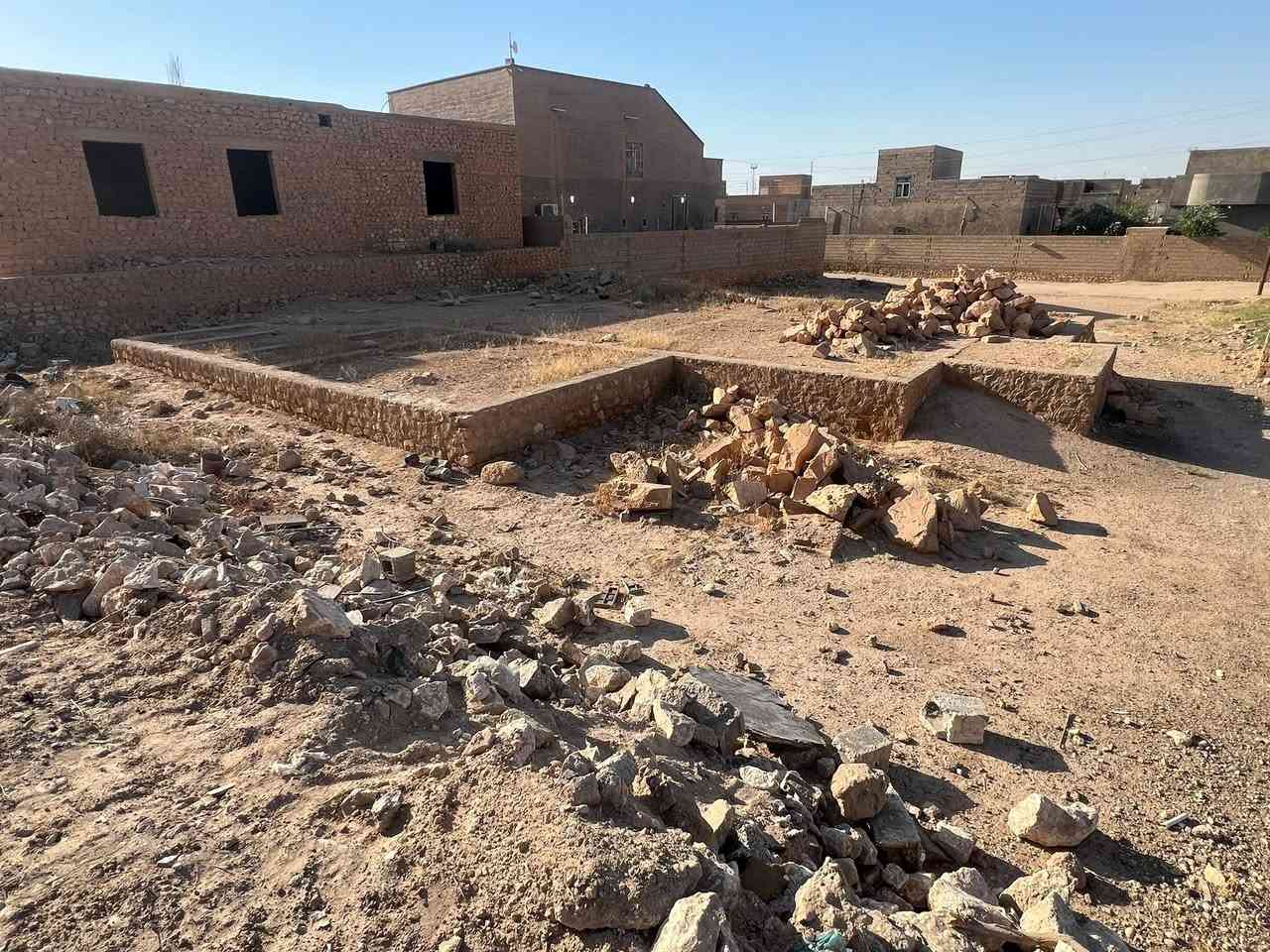 قطعه أرض للبيع بيها أساس مساحه ٦٠٠ متر في حي التنك قريبه ع شارع العام اليم السكه السعر واستفسار اتصل ع رقم ***********
