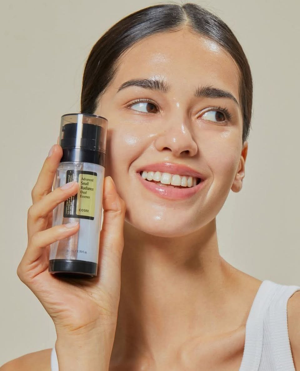 ✨سيروم كوزركس Advanced Snail Radiance Dual Essence  COSRX. سيروم مزدوج يجمع بين فوائد مستخلص الحلزون ومكونات تعزيز النضارة في عبوة واحدة. يجمع بين موسين الحلزون والنياسيناميد لتعزيز نضارة البشرة ومرونتها يعمل على ترطيب البشرة بعمق وتوحيد لونها.يأتي بحجم 80 مل.تتميز تركيبته بأنها سريعة الامتصاص ولا تترك ملمساً لزجاً.

✅ والفوائد الرئيسية:-
✔️تركيبة مزدوجة يحتوي المنتج على أنبوبتين داخليتين تضخان السيروم معاً عند الاستخدام؛ إحداهما توفر المرونة والترطيب، والأخرى تعزز نضارة وإشراق البشرة.
مركب الحلزون الثلاثي (74.3%): يجمع بين ثلاثة أنواع من مخاط الحلزون (الأرضي، والأسود، والذهبي) لترطيب البشرة بعمق وتحسين مرونتها.
✔️النياسيناميد (5%) يعمل على تفتيح لون البشرة، وتقليل البقع الداكنة، وتقوية حاجز الجلد.
✔️الترطيب والامتلاء يساعد السيروم على جعل البشرة تبدو ممتلئة وصحية، كما يعالج الجفاف والخشونة دون ترك ملمس لزج.
#الاصلي المنشأ كوريا 🇰🇷💯


**إذا كنت صاحب هذا الإعلان وتريد حذفه لأي سبب، رجاءا أرسل رسالة إلى الدعم الفني**