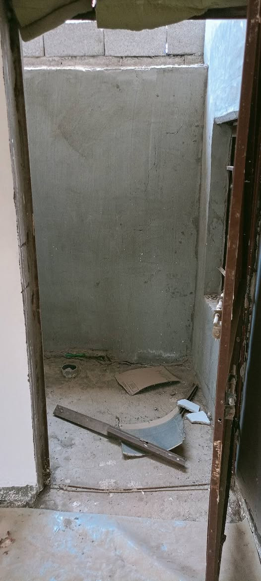 سلام عليكم بيت للبيع حي الحكيم نزله بيت زرزو مساحه 160متر يتكون من غرفتين كبار وصاله ومطبخ وستقبال سعر 18 اتصل ***********
