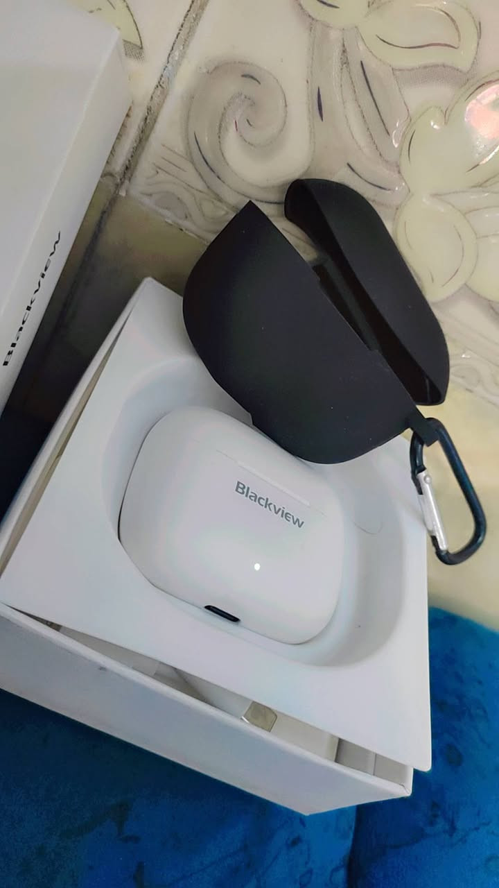 هذه سماعات أذن Blackview Airbuds 4 اللاسلكية باللون الأبيض. فيما يلي بعض مواصفاتها الرئيسية:
تستخدم تقنية Bluetooth 5.3 لاتصال مستقر وسريع.
تتميز بمشغلات ديناميكية مقاس 13 ملم توفر صوتًا قويًا وواضحًا.
عمر البطارية يصل إلى 36 ساعة مع علبة الشحن.
السماعات مقاومة للماء بمعيار IPX7.
تأتي مزودة بخاصية إلغاء الضوضاء البيئية (ENC شرط أوربي اصلي موعاديه الله شاهد وأخر وحده بقت على تخفيض على 25الف سعرها السابق 45الف


**إذا كنت صاحب هذا الإعلان وتريد حذفه لأي سبب، رجاءا أرسل رسالة إلى الدعم الفني**