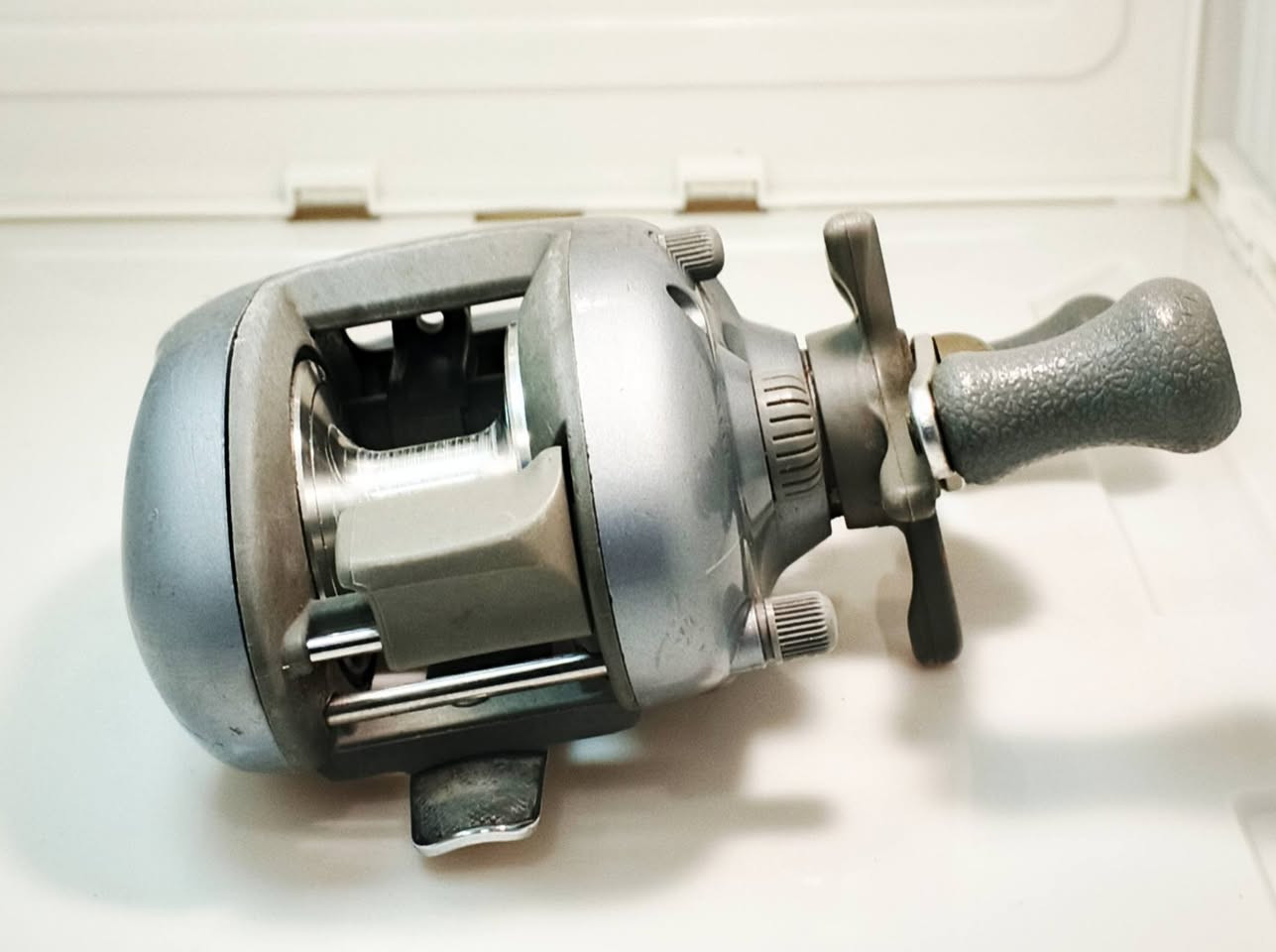 أوفر هيد صناعه يابانيه 
السعر //25//التوصيل 5 
Shimano Exage RH 351
1-العلامة التجارية: Shimano (شيمانو اليابانية).
2-بلد الصنع: اليابان (Made in Japan).
3-نوع الماكينة: Baitcasting Reel (بكرة كاستنج).
4-جهة المقبض: يمين (Right Hand).
5-الهيكل: جرافيت عالي الجودة لتقليل الوزن وزيادة المقاومة.
6-نظام الفرامل: نظام فرامل طرد مركزي (Centrifugal Brake) للتحكم بالرمي.
7-الاستخدام: صيد "الكاستنج" في المياه العذبة والمالحة (للطعوم الخفيفة والمتوسطة).
8-الفئة: ماكينة كلاسيكية (Vintage) تمتاز بدقة التروس وسلاسة الحركة


**إذا كنت صاحب هذا الإعلان وتريد حذفه لأي سبب، رجاءا أرسل رسالة إلى الدعم الفني**