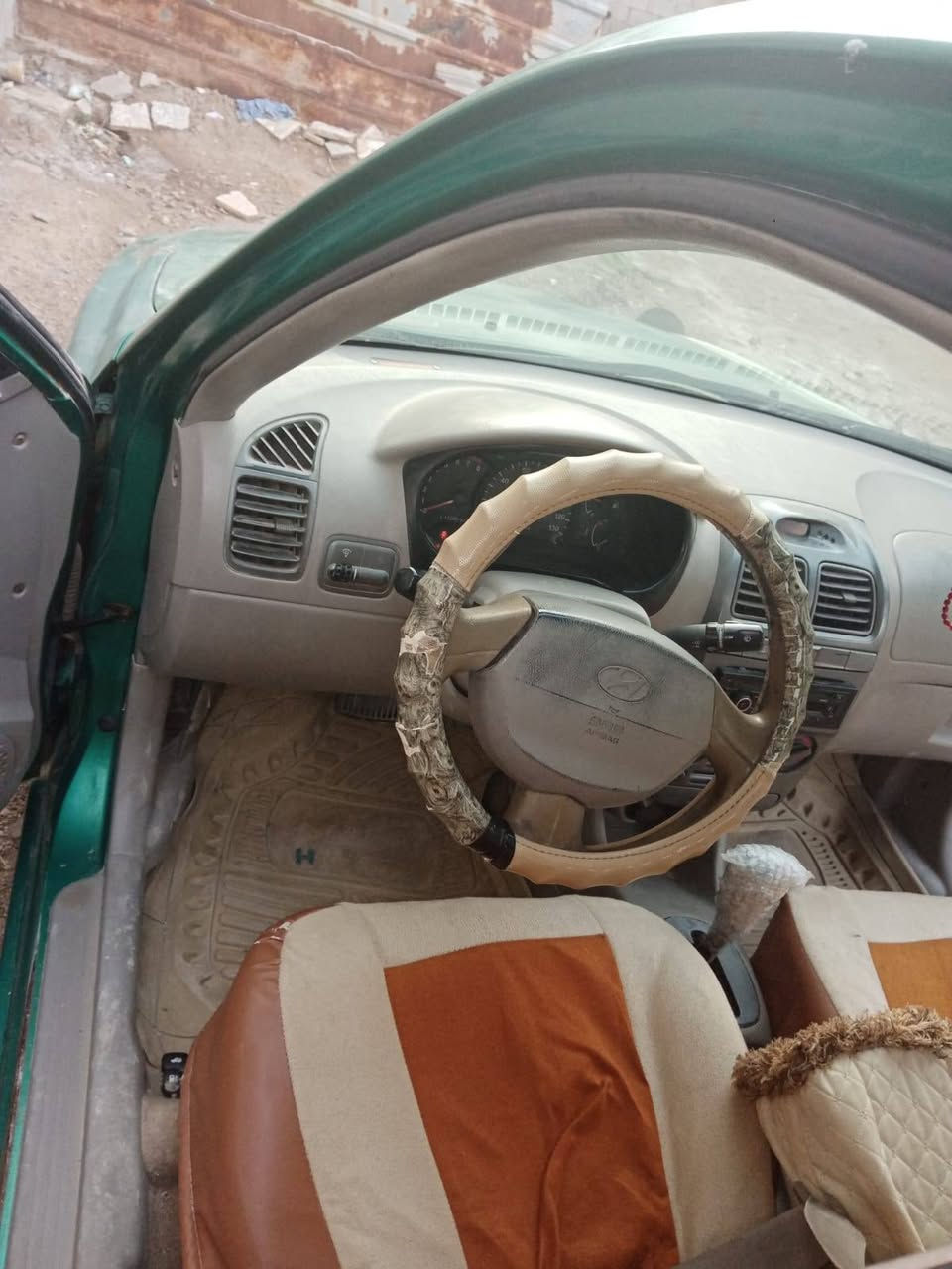 سلام وعليكم اكسنت ٢٠٠٠سياره بلاديه بدون صبغ ولاتبديل مكفولة من ضربه عده الجاملغ الأمامي طخه بسيطه جدا مكينه وكير حاويه تبريد جديد تخم تاير غرفه جديده السعر ٥٠وبيها مجال حك الجيه هزه ورقم جديد, ***********
