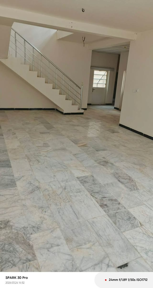 السلام عليكم دار 🏠للأيجار في مجمع السلام السكني المساحه ٢٠٠ متر
2غرف نوم 

صاله 

استقبال 

مطبخ

صحيات خارجيه وداخليه 

بيت جديد 

سعر الايجار ٣٠٠الف قفل 

ملاحظة يجب ان يكون المأجر  موظف 

***********
