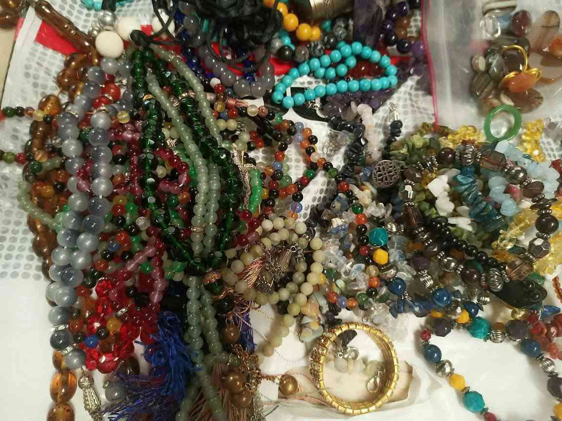 السلام عليكم احجار صفية محل اقل من الجملة سبح سندلس الاصلي بلمحلات 35واكثر ويمي اقل من نص هذا السعر الاساور كلهة احجار اصلية ذمة الي ايحب يشتري ايراسلني ويدلل بلسعر


**إذا كنت صاحب هذا الإعلان وتريد حذفه لأي سبب، رجاءا أرسل رسالة إلى الدعم الفني**