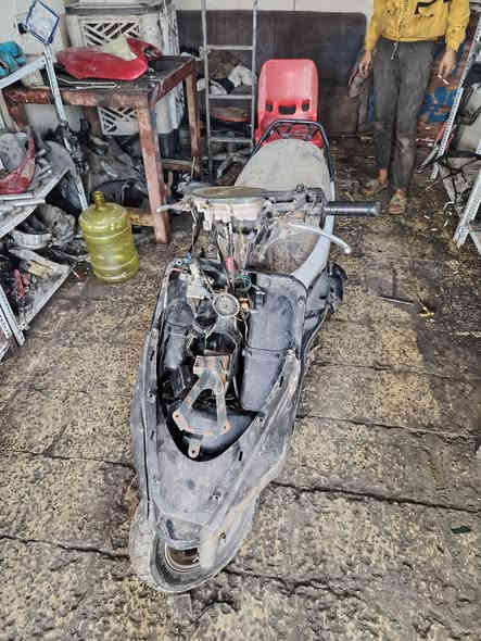 سلام عليكم دراجه بريز للبيع شغاله وكلشي مابيها نقصها بس بجم واس لايت كامله الدراجه قفلها 200 الف العنوان بغداد الشعب رقمي ***********
