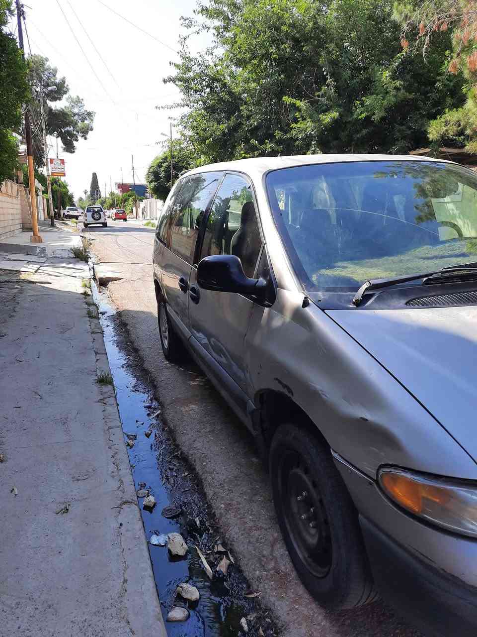 السلام عليكم دوج كرفان موديل 1996 كير و محرك مال 2007 و عقل و ضفيرة ايضاً مري كهرب قفل ابواب مركزي من خلال باب السائق دكمة تدفئة نار و التبريد ما اعرف شبي المكان الموصل الايسر السيارةبأسم صاحبها الشرعي  السعر 60 و بيها مجال للاستفسار ***********
