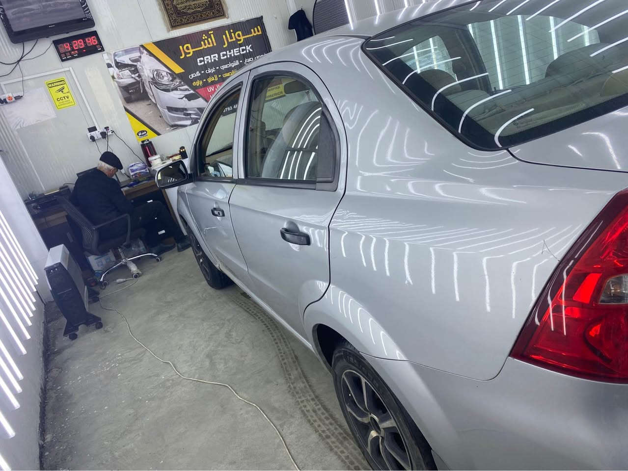 ئەڤیۆ ئۆتۆماتیک ٢٠٠٧ جام کارەبا ئاوێنە کارەبا ناوزەرد مەکینە گەورە تەبرید ساردو گەرم بلاجکتۆر تایەی تازەیە
ویل کەپە پێنچ پارجەی بۆیاخە بێ دەعم پیشو دوای کەپسە سەقفو شانی زۆر جوانە تەقەو رەقەی نیە 
تەرزەو شەپۆلی نیە گێرو مەکینەو کارەبای بەشەرت
هەزەی تازەیە سەنەوی تازە بەسەر چوە 
تەحویل خەرامە براوە بەشەرت سعری ٥٨مەعامەلە 
شوێن سلێمانی 
*********** السليمانية, العراق
