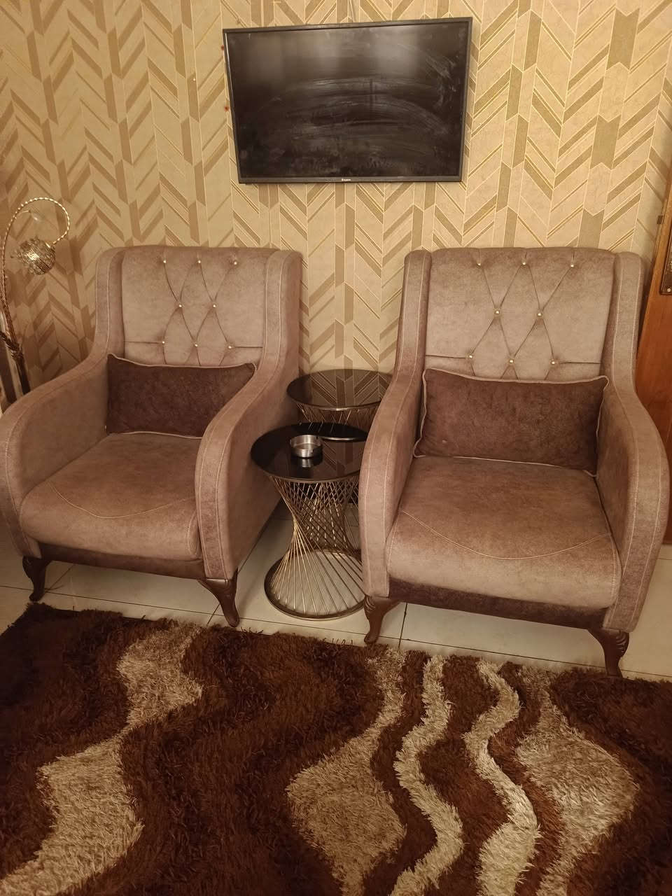 عندي تخم عشره مقعد كلش نضيف وتكمه وسعره 400قفل لأن اضوج من العمله اليعجبه يراسلني على رقم ***********
