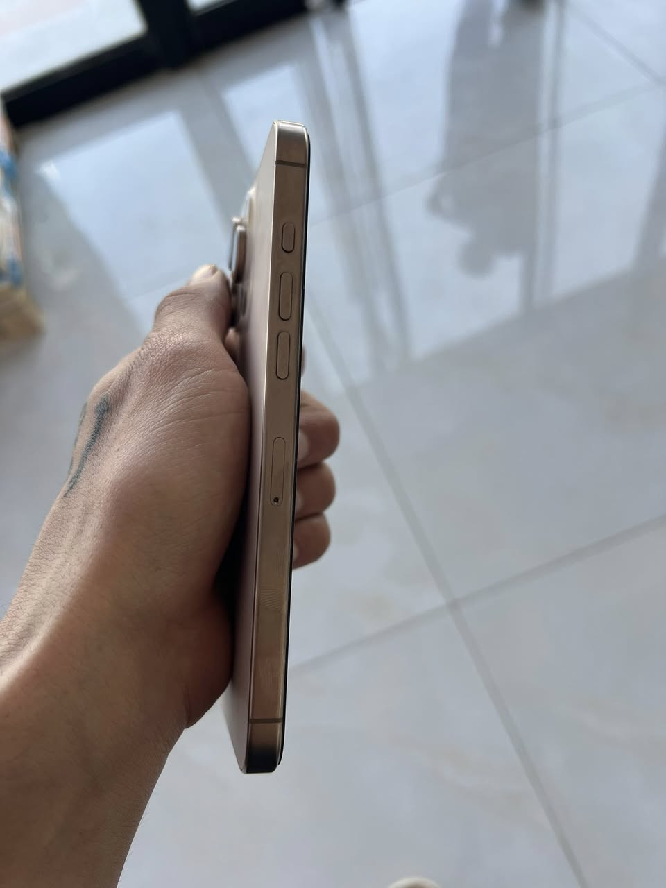 السلام عليكم
16 برو ماكس 
ذاكره 256
بطارية 90‎%‎ 
عنوان كوت 
1.400 وبي مجال 
دبل شريحة 
***********
