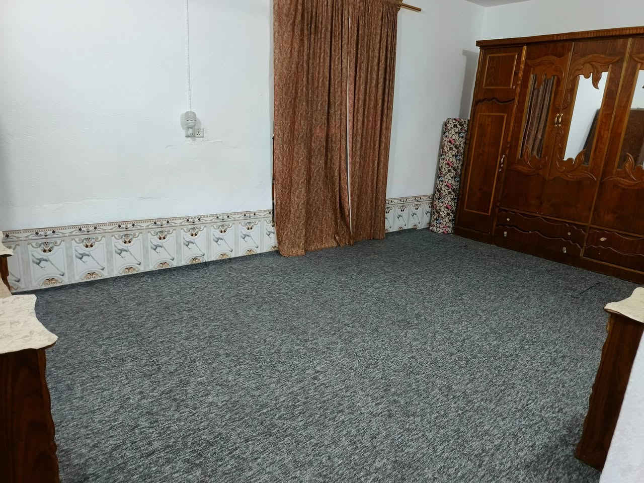 دار للبيع مقابيل العلوة خلف انفنتي مول زراعي مساحة البيت 280 يتكون البيت من غرفتين نوم 5 ب 4 وصالة 7 ب 4 ومطبخ 5 ب 4 وستقبال, 8 ب4 حوش 12 ب 10 البيت كامل من كلشي السعر 78 وبي مجال   ***********
