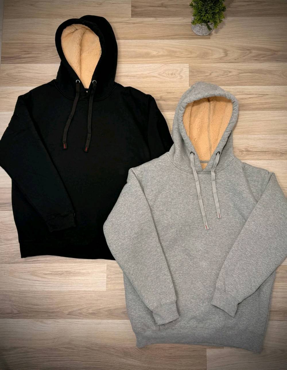 هودي مبطن فرو درجه اولى ساده قطنيه

هل تبحث عن القطعة المثالية التي تجمع بين المظهر العصري والحماية الكاملة من برد الشتاء؟ نقدم لك الهودي الصيني المبطن بالفرو (درجة أولى)، الاختيار الأول لمن يبحث عن الجودة والراحة.
لماذا تختار هذا الهودي؟
خامة درجة أولى: قماش خارجي متين وناعم يحافظ على مظهره بعد الغسيل.
تبطين فرو حراري: الهودي مبطن بالكامل من الداخل بفرو ناعم وكثيف يمنحك شعوراً بالدفء وكأنك ترتدي بطانية.
تصميم "سمارت كاجوال": اللون الأسود الملكي الذي يناسب كل الملابس، سواء كنت في الجامعة، العمل، أو في خروجة مع الأصدقاء.
تقفيل ممتاز: اهتمام عالي بالتفاصيل في الخياطة والأكمام لضمان أعلى مستويات المتانة.
💰 عروضنا ما تتفوت!
لأننا نهتم بطلتكم، جهزنا لكم أقوى عرض للتوفير:
القطعة الواحدة: بـ 8,000 دينار فقط!
العرض الأقوى: احصل على قطعتين بـ 15,000 دينار فقط! (وفر وخذ قطعة لك ولصديقك).
📏 القياسات المتوفرة:
نوفر لكم جميع القياسات لتناسب الجميع (من الأجسام النحيفة إلى الأجسام الممتلئة):
M / L / XL / XXL / XXXL