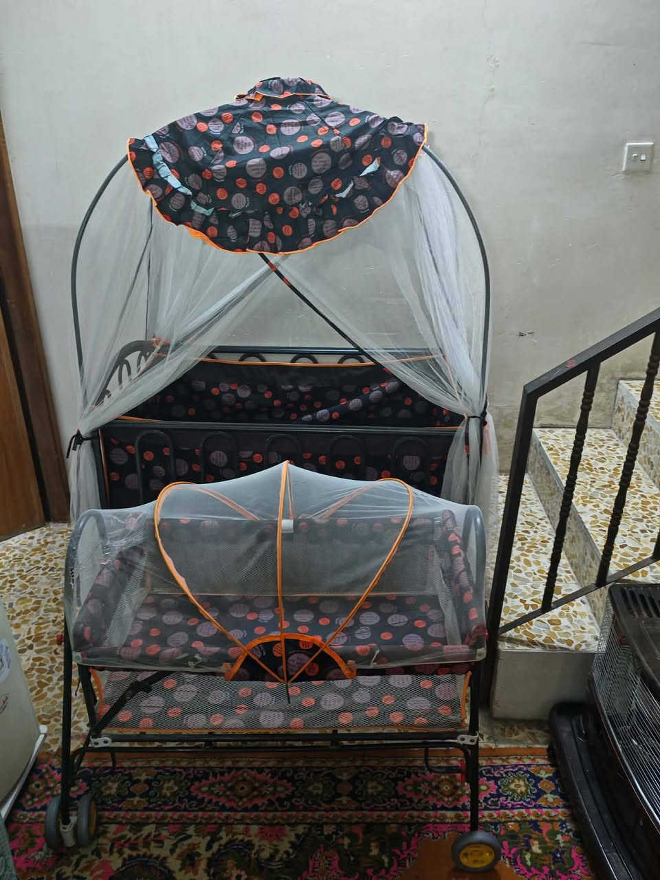 تخت اطفال +أُرجوحة، نضيف مثل الجديد 
يجي معاه مطرح اسفنح اصلي 
السعر 80 فقط.. 
للتواصل، علق واراسلك 
او على واتساب ***********
