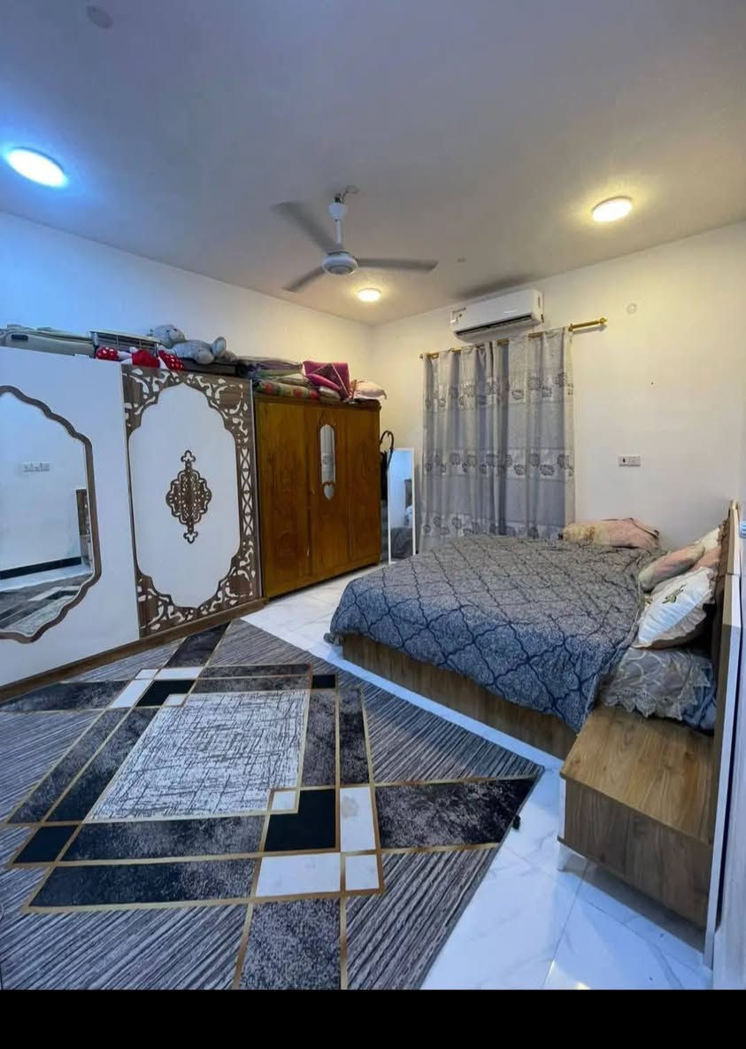 البيت للبيع ،، طابو ملك صرف عرصه وبسمي تحويل مباشر بأسم المشتري . 

تفاصيل البيت 
المساحه : 113 م 
يتكون من : غرفه منام و صاله و مطبخ و استقبال و صحيات ودرج خارجي : تكدر تبني بيت ثاني فوك ( تستثمره )

بناء البيت بلوك درجه اولى ،، عام 2025 
البيت بمكان جداً مميز وقريب على الشارع مسافة 100 متر 
تتوفر كافة الخدمات ماء وكهرباء واسواق ومدارس . 

عنوان البيت : البهادريه خلف مدارس الوتين الاهليه 

سعر البيت : 85 مليون

علماً البيت مع الاثاث 
المطبخ جاهز 100‎%
الغرفه جاهزه وجديده مع السبلت 
الديوانيه مع تخم القنفات الجديد 
وبقية التفاصيل تانكي + ماطور + مراوح + مغسله يعني البيت جاهز من كل التفاصيل وسعره سعر الزراعي والشراي يدلل
***********

