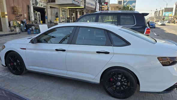 جيتا 2024 امريكي ماشيه 21 نسخه 40 سرعتها 320
رقم بغداد جديد بسمي 
كير محرك مكفول محرك 2000 تيربو  تخم تاير تبريد ثلج صدرها جديد بيها 3 قطع صبغ مثل ما موضح حادثها ويا صور 
بجم بلادي بدون ارباك السعر 165 بيها مجال للشراي 
الاستفسار *********** 
مكاني بغداد السيديه
